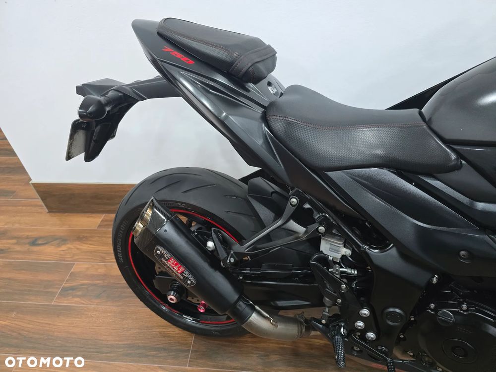 Suzuki GSX - 21