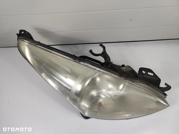 Lampa Przód Przednia Prawa PEUGEOT 3008 I 09-16 9685472680