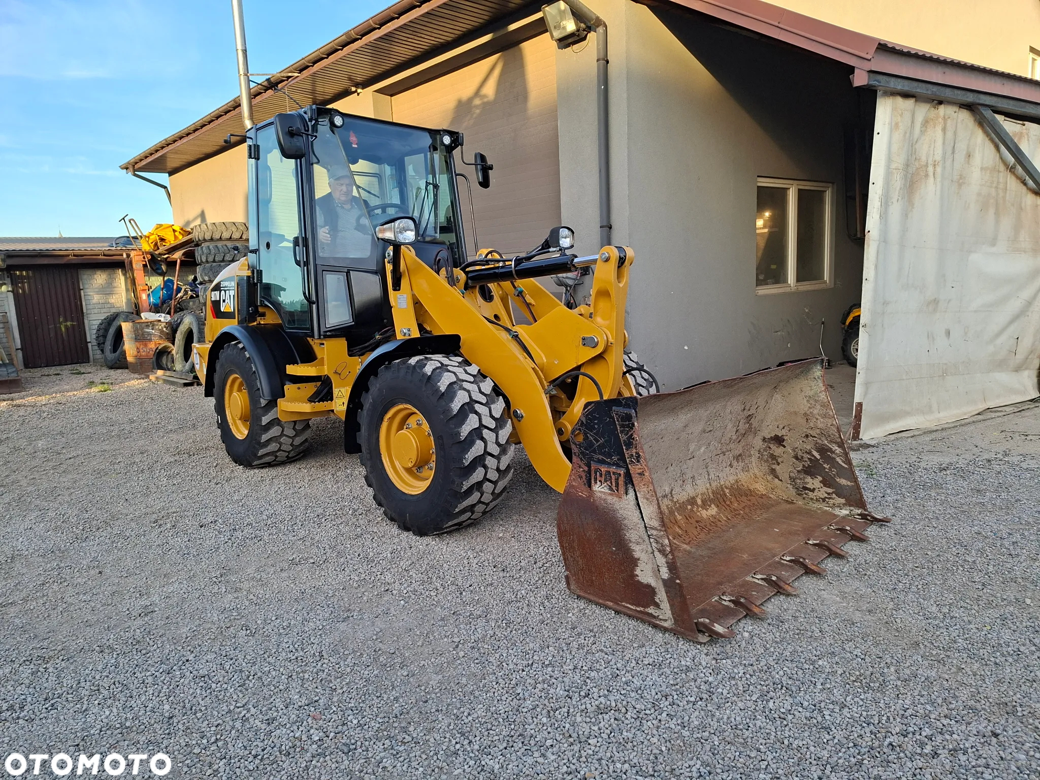 Caterpillar CAT 907 M - 12