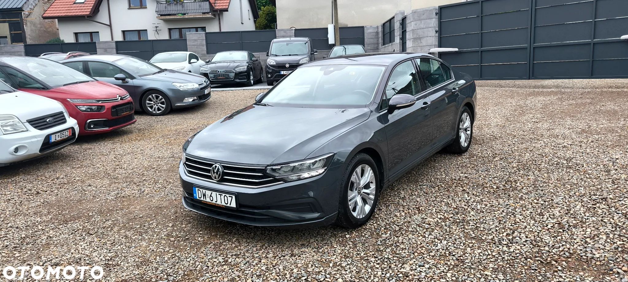 Volkswagen Passat - 1