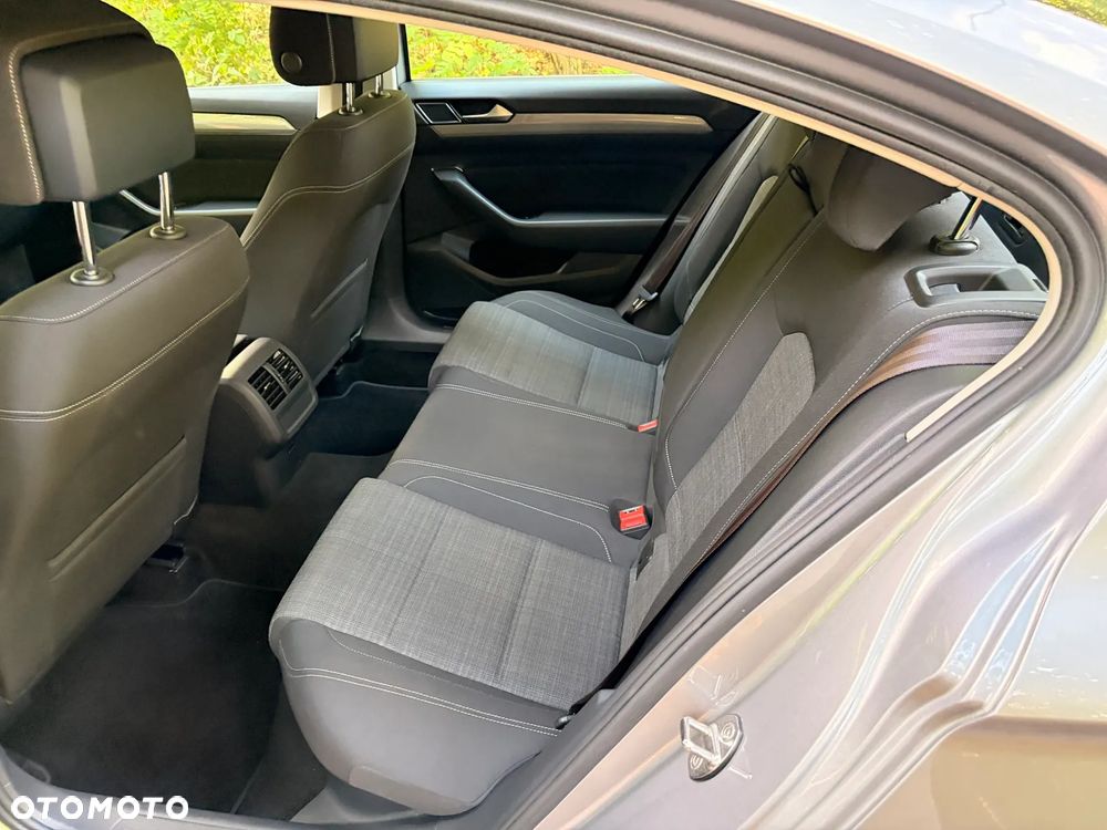 Volkswagen Passat 2.0 TDI EVO Elegance - 16