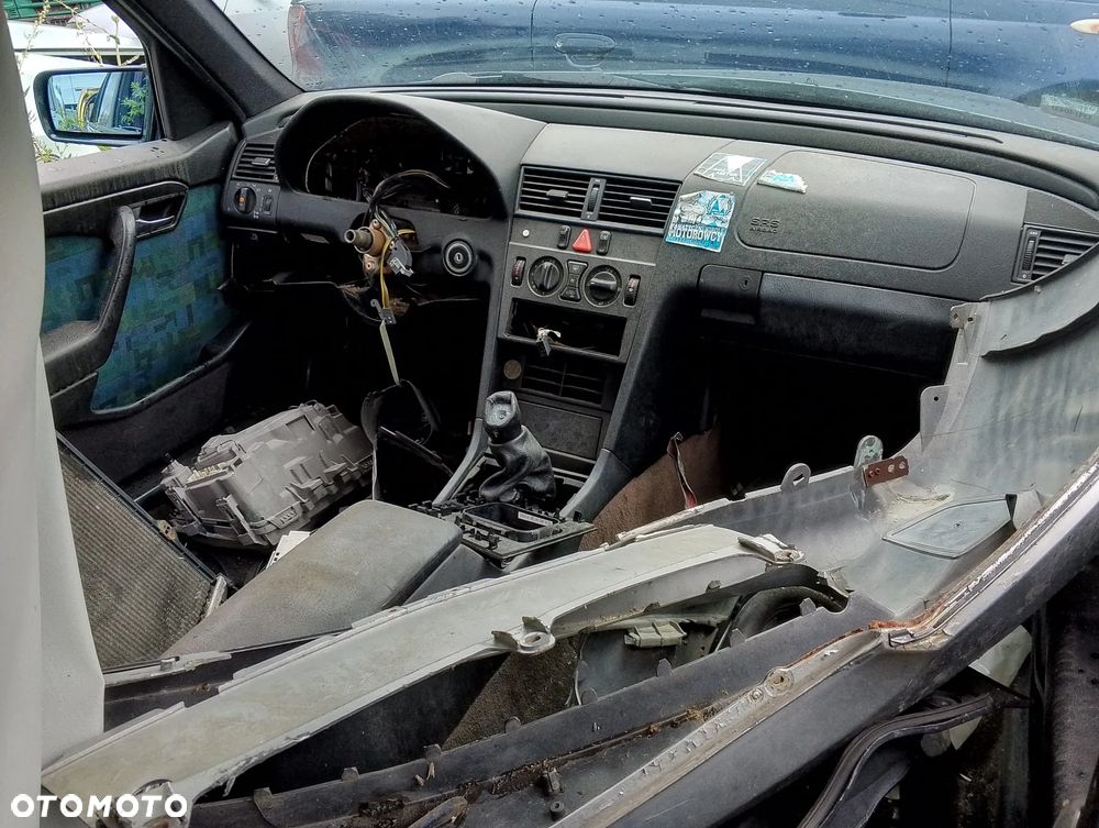 Mercedes Benz Klasa C W202 (93-97r.) 1.8 B 122KM. Silnik 111920 Skrzynia 717417 lakier 269 – Zieleń Turmalinu. Cały na części. GWARANCJA !!!  Przód Tył Zestaw Komplet Drzwi Klapa Zderzak Błotnik Maska Grill Atrapa Szyba Pas Lampa Lusterko Boczki Fotel Kanapa Kokpit Deska Rozdzielcza Przełącznik Włącznik Sterownik Przewody Wiązka Instalacja Moduł Komputer Czujnik Listwa Pompa Alternator Wtryski Głowica Rozrusznik Kompresor Sprzęgło Dwumas Silnik Skrzynia ABS Klimatyzacji Paliwa Wspomagania Kolektor Turbina Przepustnica Zawór Chłodnica Koło Hak Belka Sanki Zawieszenie Mcpherson Półoś Amortyzator Wydech Tłumik Zacisk Most - 7