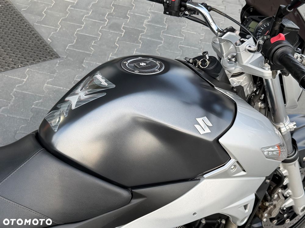 Suzuki GSR - 10