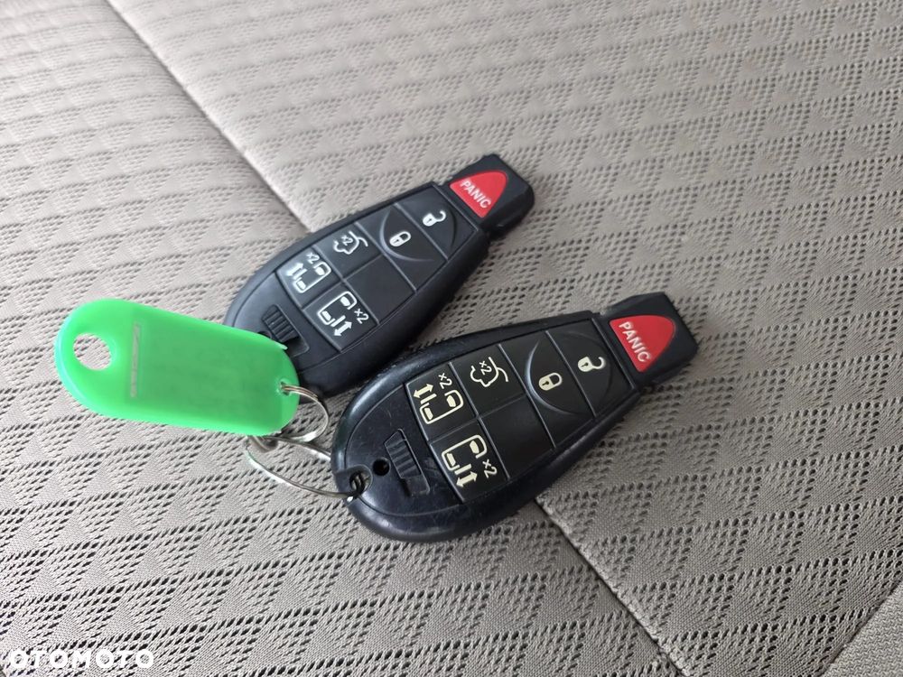 Chrysler Town & Country - 18