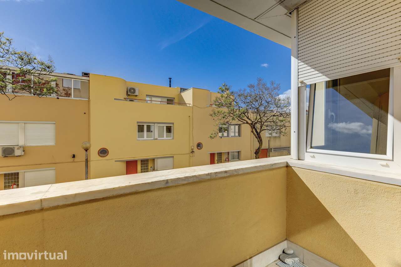 Apartamento Duplex Remodelado no Restelo com Varanda e Estacionamento - Grande imagem: 2/30