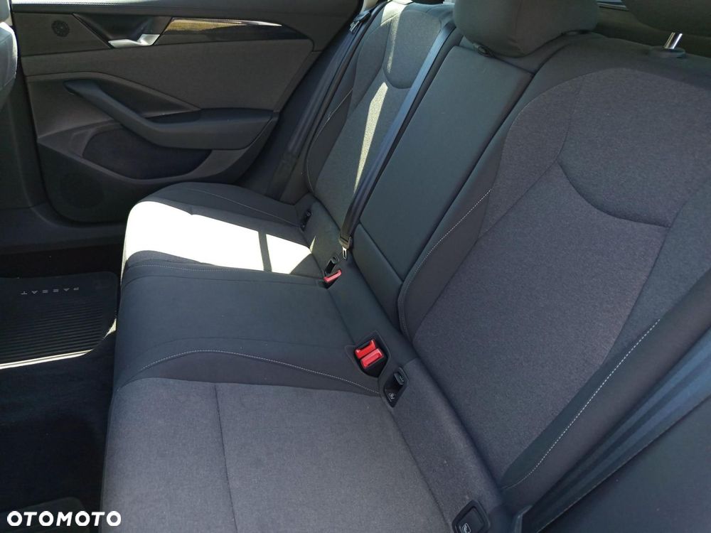 Volkswagen Passat - 12