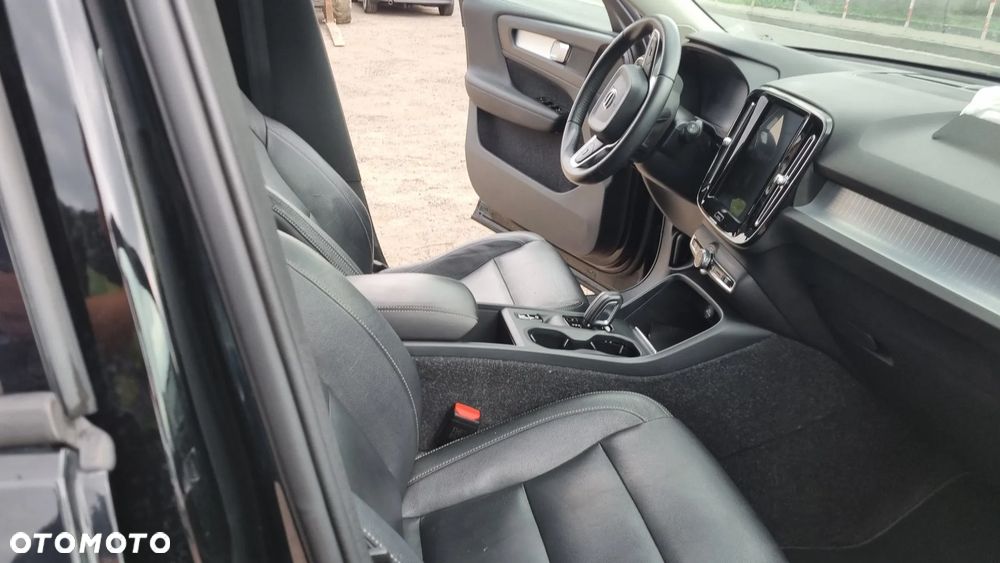 Volvo XC 40 T3 Geartronic Momentum Pro - 27