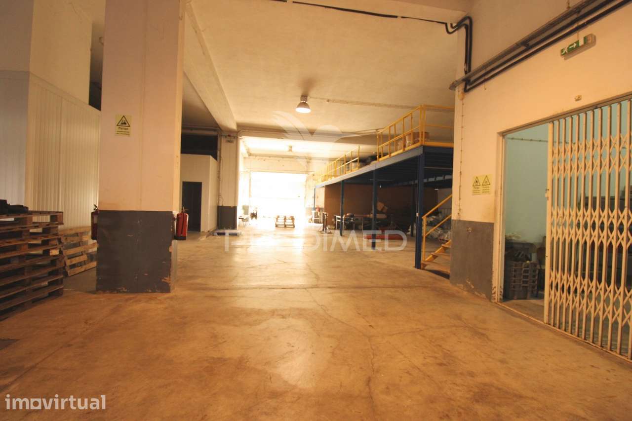 Armazém com Escritórios e Sala de Reuniões – 832 m² | Parchal - Grande imagem: 4/39