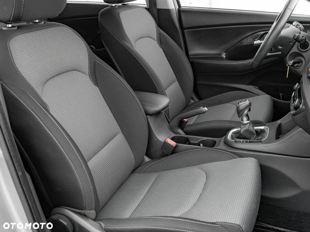 Hyundai i30 1.5 DPI Classic + - 28
