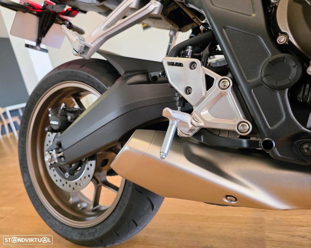 Honda CB R - 21
