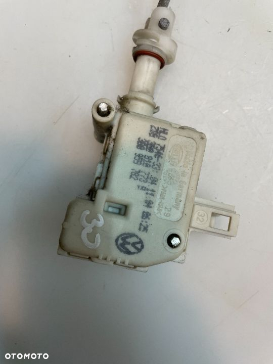SIŁOWNIK KLAPKI WLEWU PALIWA VW PASSAT B5 FL KOMBI 3B0810773B 3B0959783 - 2
