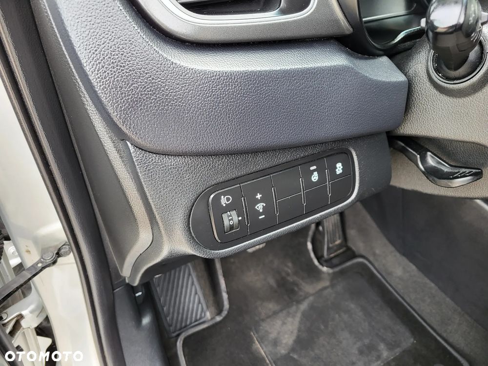 Kia Carens 1.6 GDI UEFA EURO 2016 - 13
