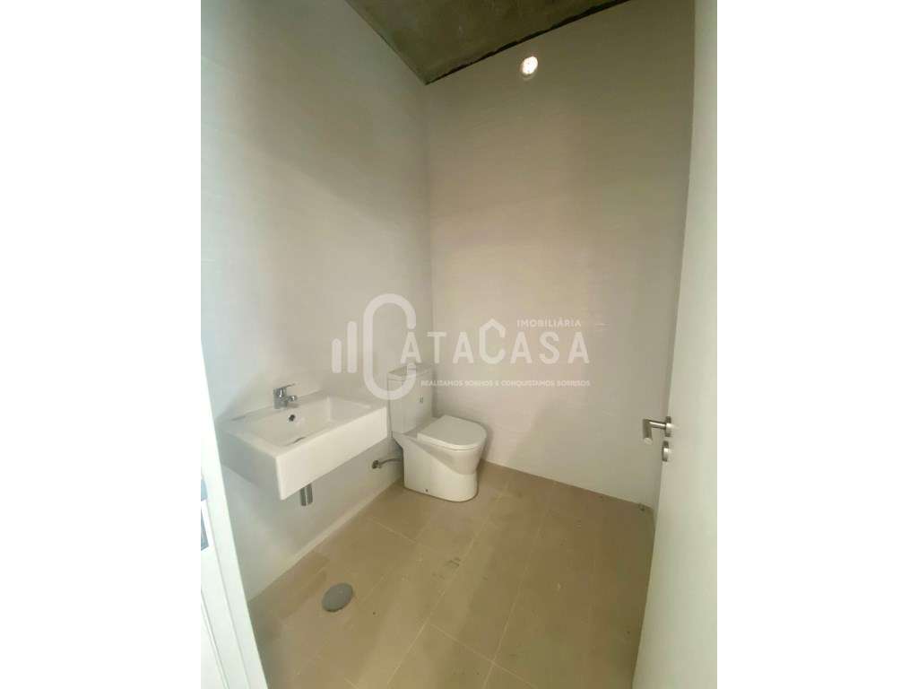 Armazém para arrendamento no centro da Vila de Aguada de Cima - Grande imagem: 4/9