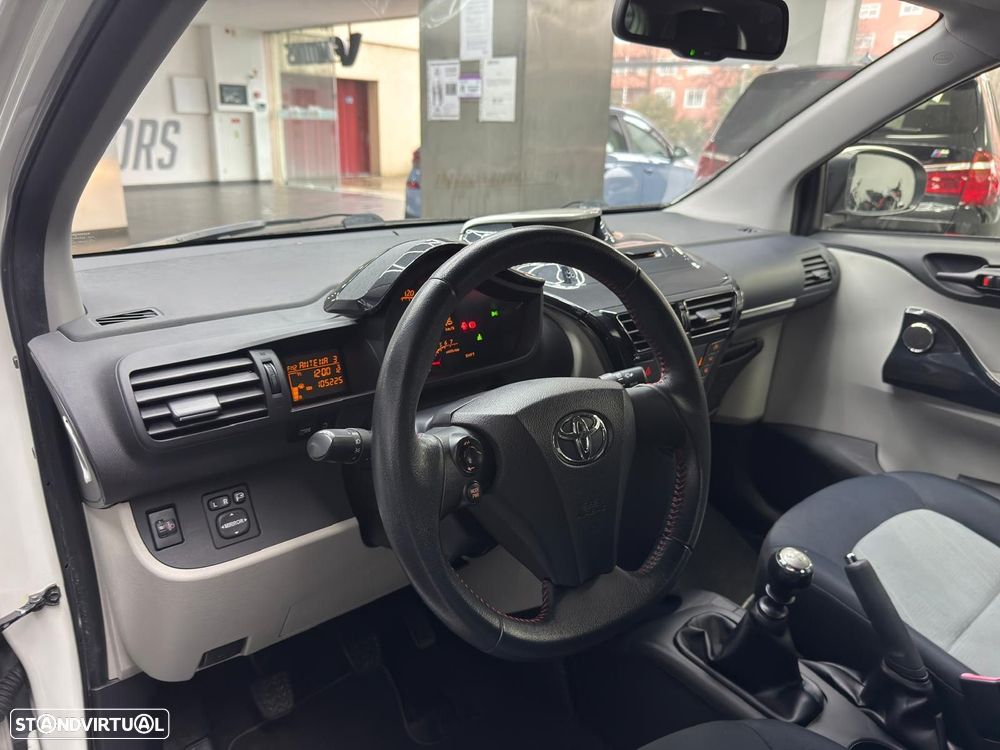 Toyota iQ 1.0 VVT-i Essential+AC - 17