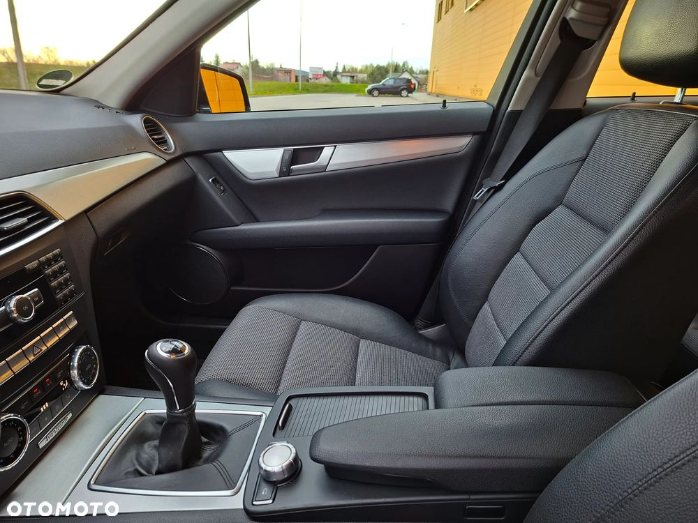 Mercedes-Benz Klasa C 180 CGI BlueEFFICIENCY Avantgarde - 19