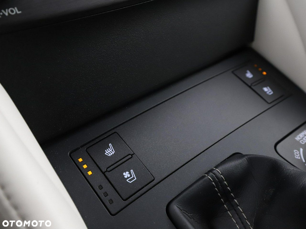 Lexus RC 300h F Sport - 28