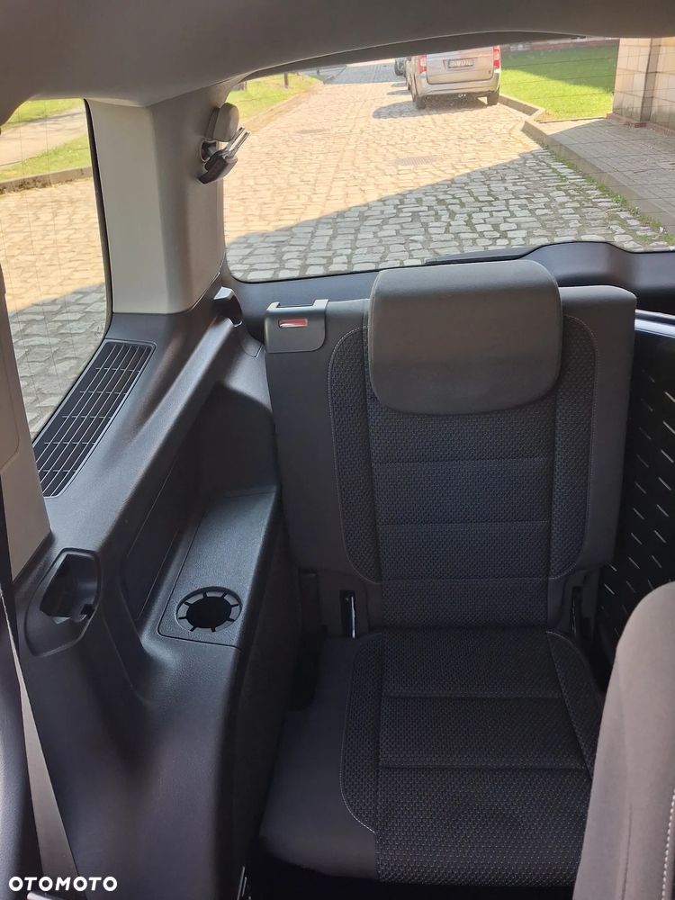 Volkswagen Touran - 10