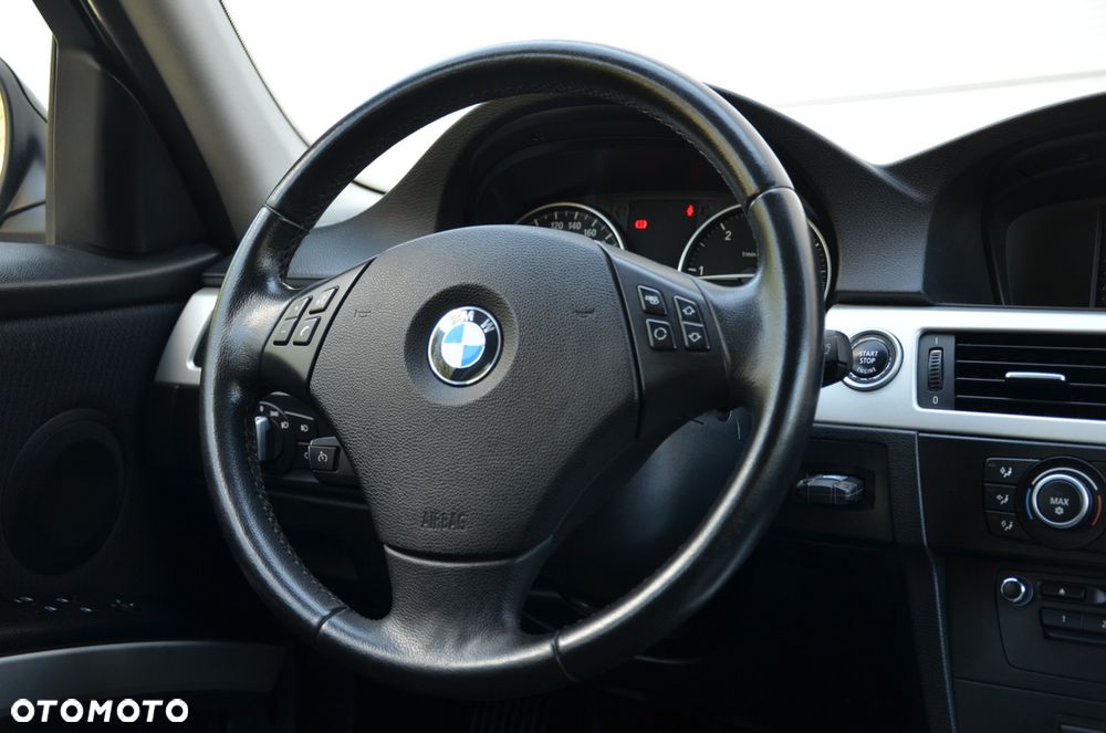 BMW Seria 3 320d Efficient Dynamics - 32