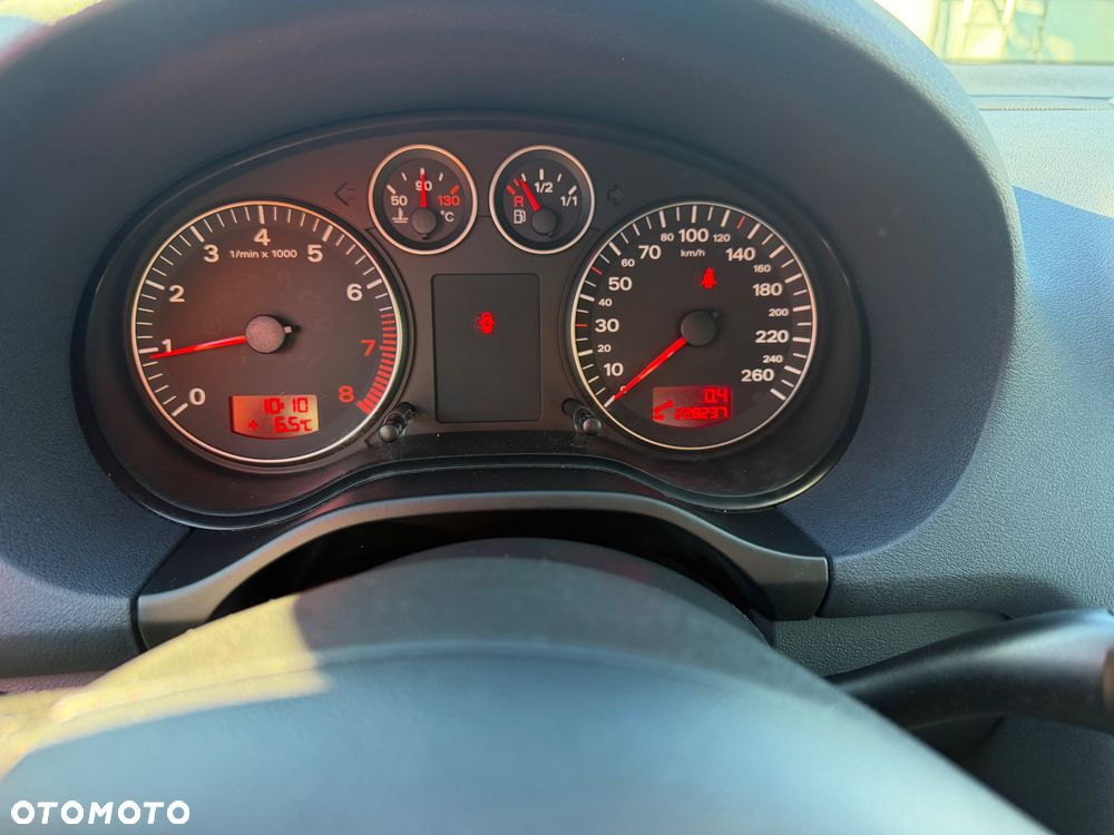 Audi A3 3-drzwiowe 1.6 Attraction - 10