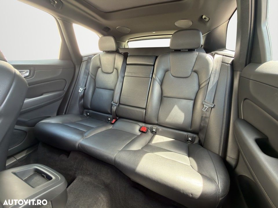 Volvo XC 60 B5 AWD Momentum Pro - 23