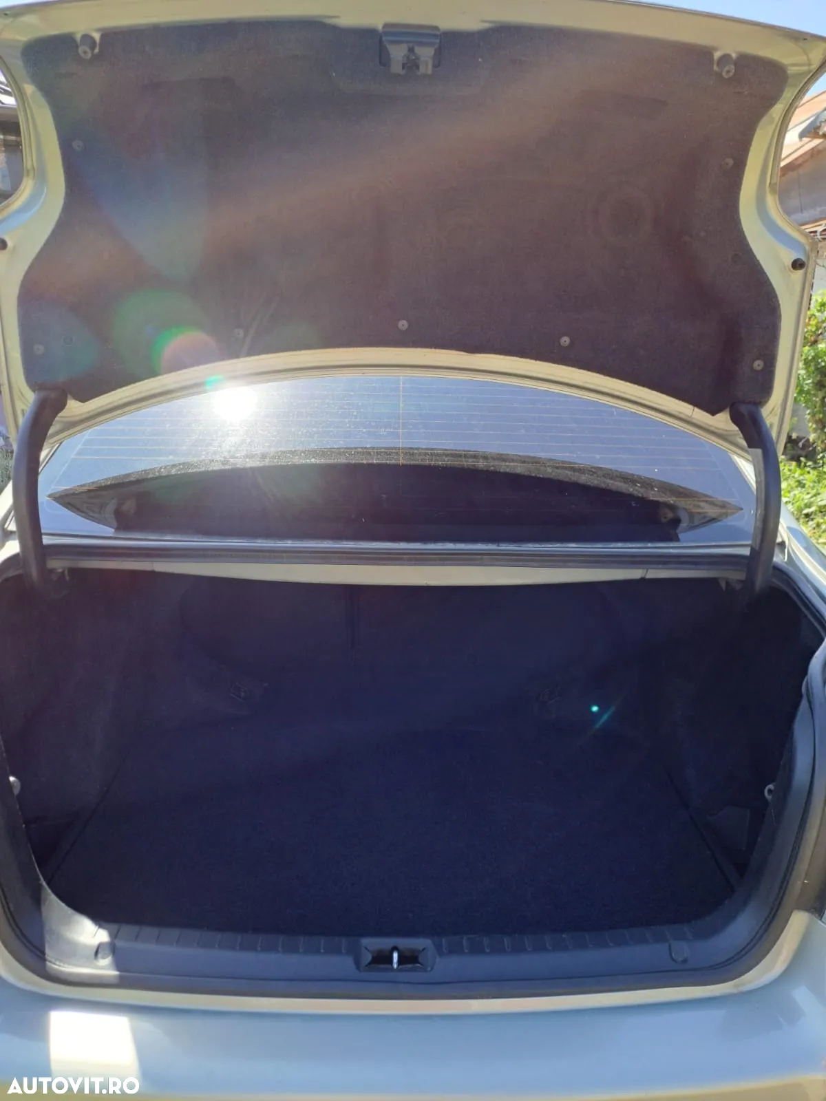 Toyota Avensis 1.6 Comfort - 12