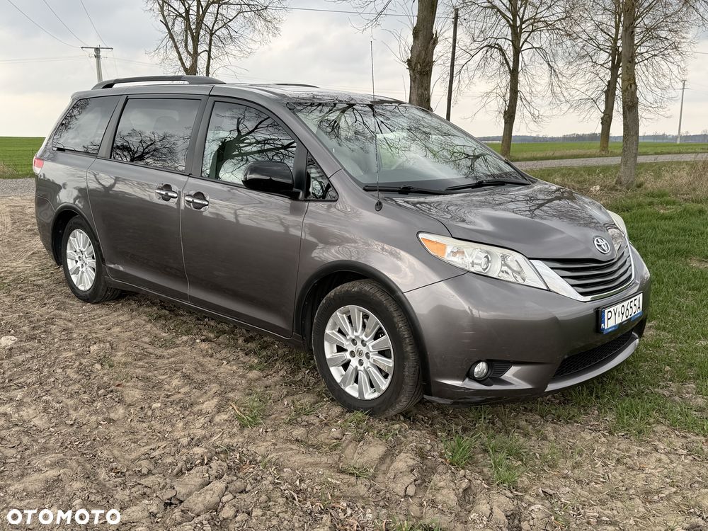 Toyota Sienna - 2