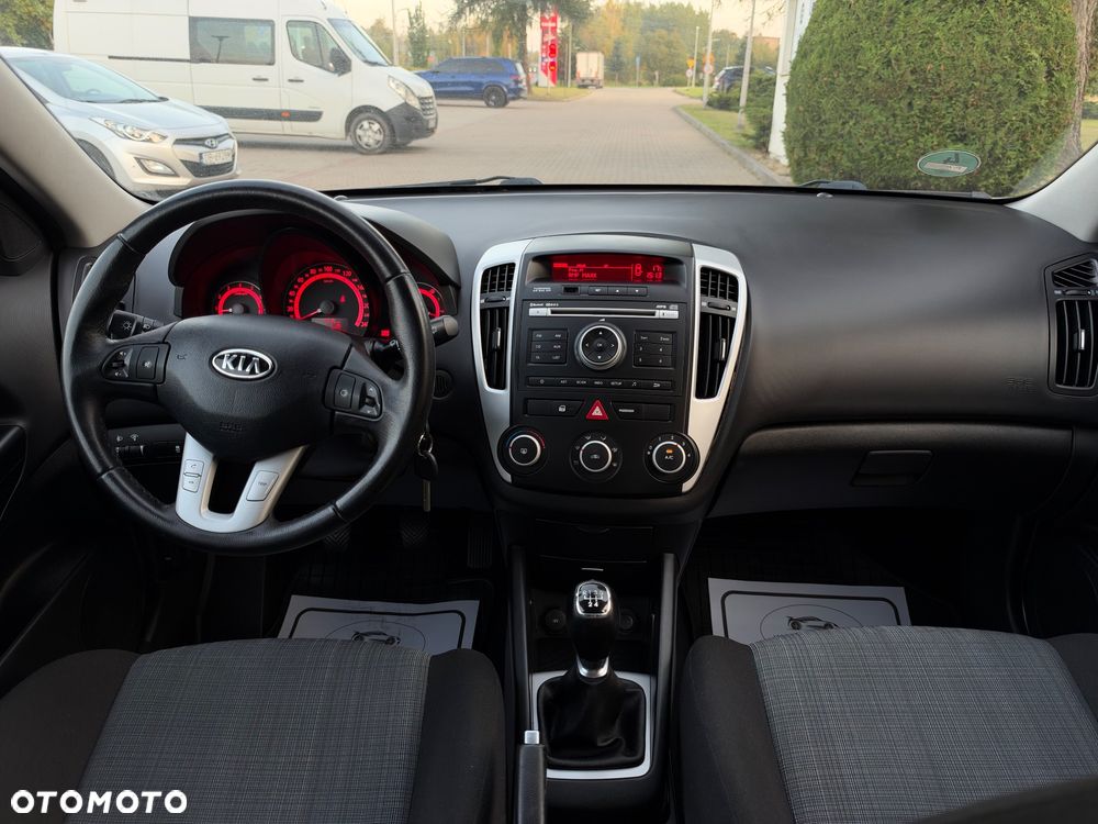 Kia Ceed 1.4 CVVT Dream-Team Edition - 26