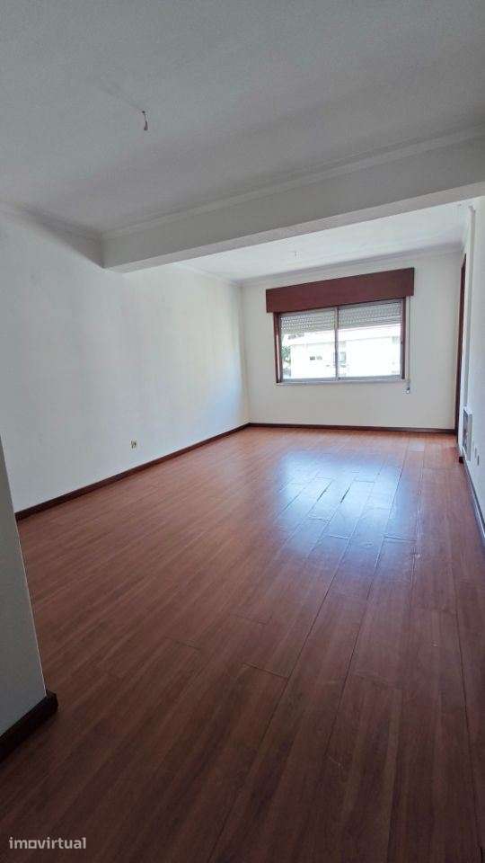 T-3 / Lugar garagem / Rua do Agro/ V.N.Gaia - Grande imagem: 4/15