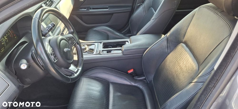 Jaguar XF 30d Prestige - 11
