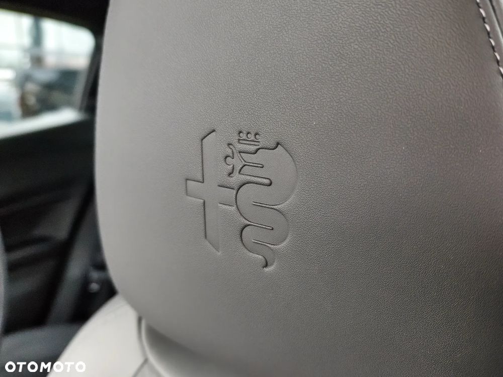 Alfa Romeo Junior 1.2 mHEV Ti eDCT - 13