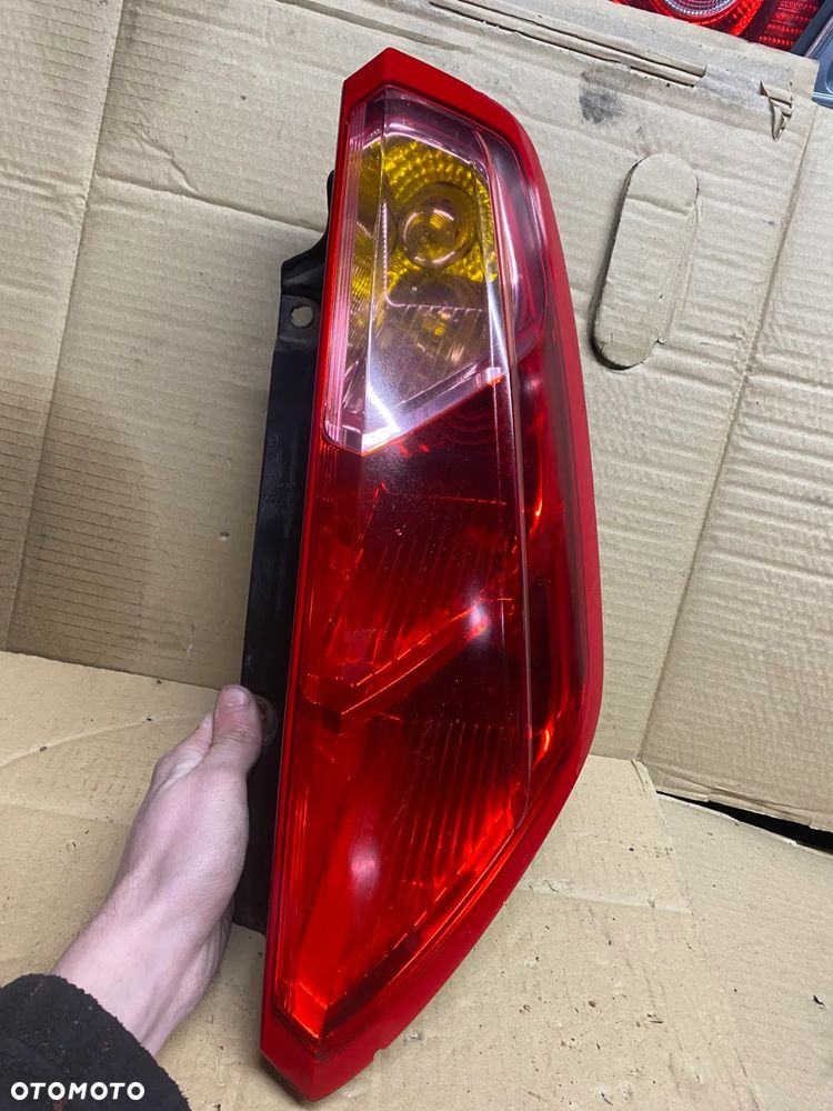 LAMPA TYLNA PRAWA FIAT GRANDE PUNTO 27460202 51701590 - 1