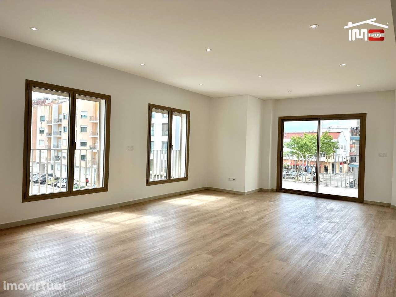 Apartamento T2 com Parqueamento e Varandas Grandes - Grande imagem: 3/28