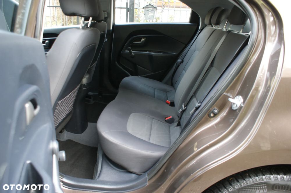 Kia Rio - 10