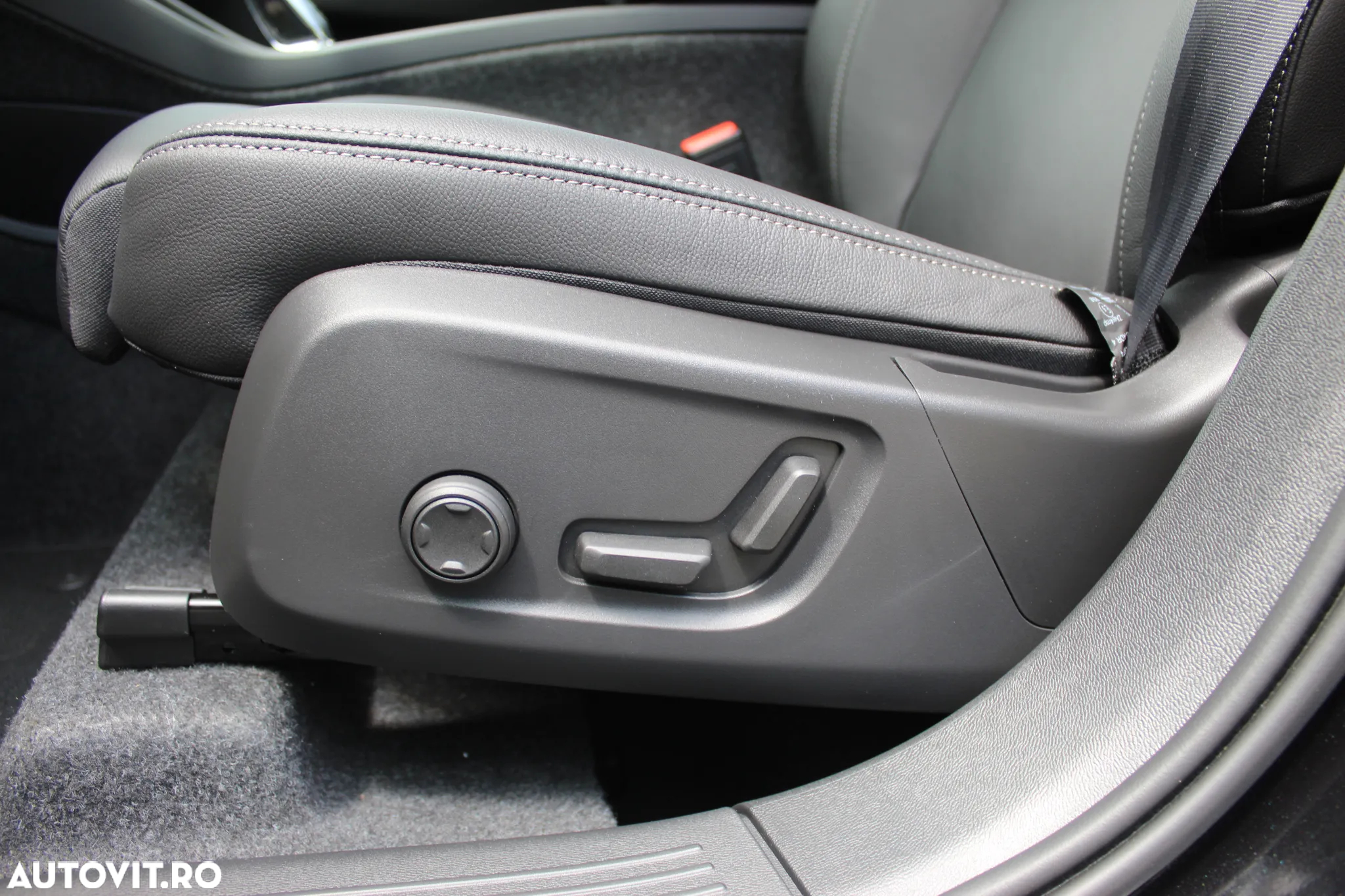 Volvo XC 40 B3 AT FWD MHEV Plus Dark - 18