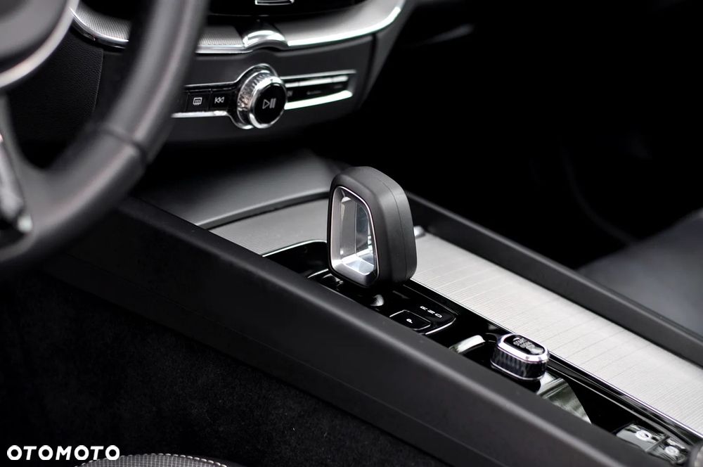 Volvo XC 60 B4 D AWD Ultimate Dark - 21