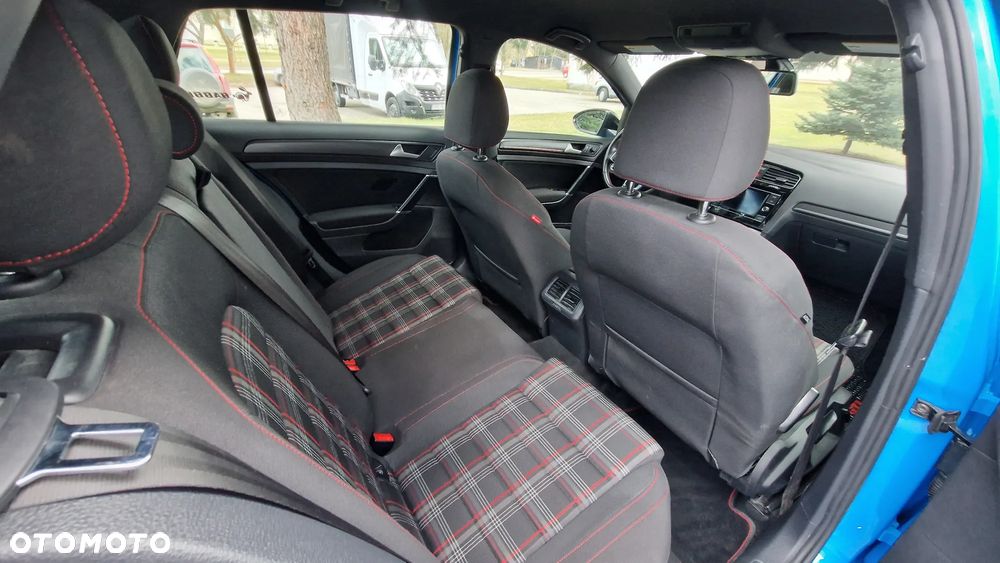 Volkswagen Golf - 28