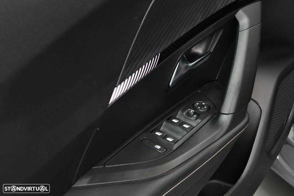 Peugeot 2008 1.2 PureTech Allure - 23