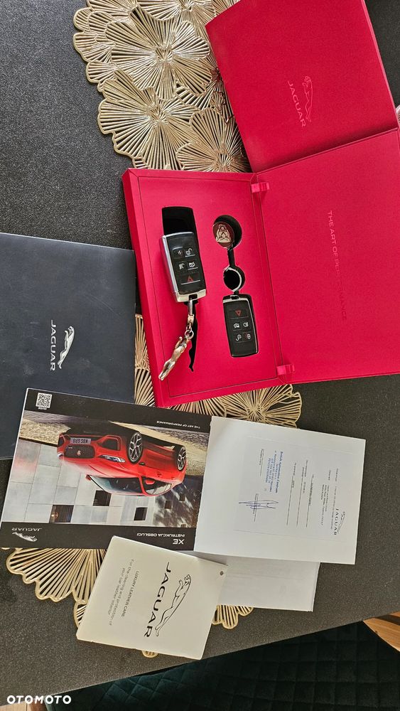 Jaguar XE 2.0 D180 R-Dynamic SE - 18