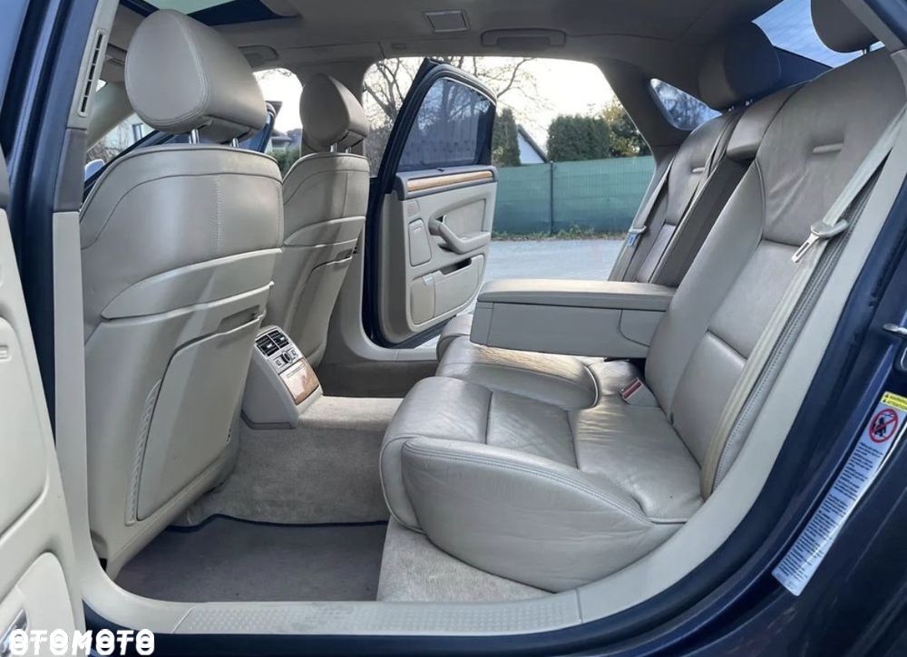 Audi A8 4.2 L Quattro - 12