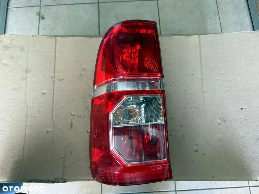 Reflektor / lampa tylna Toyota Hilux 15' - lewa strona - oryginalna - 1