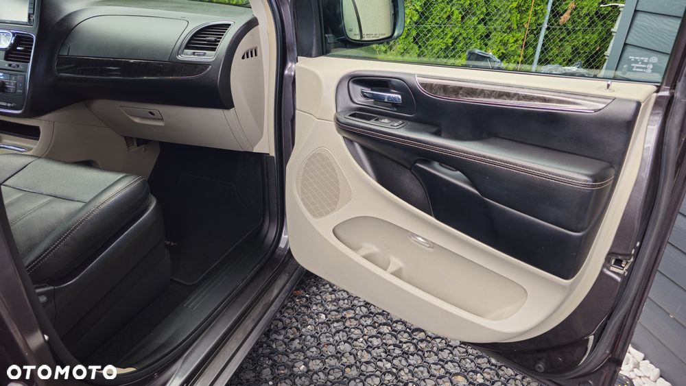 Chrysler Town & Country 3.6 Limited - 12