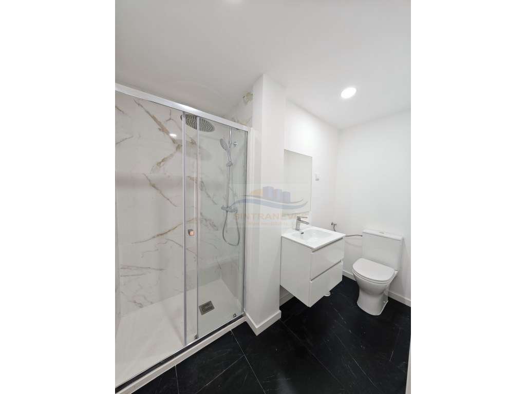 Excelente T1 Totalmente Remodelado na Reboleira- Moderno, Funcional... - Grande imagem: 3/8