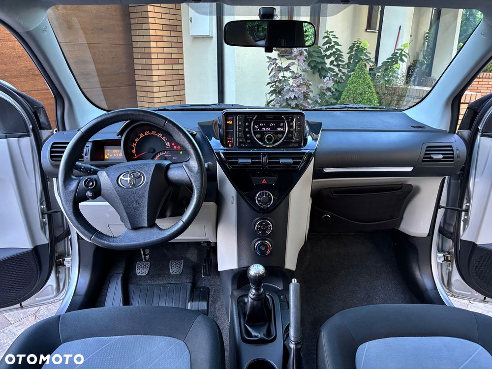 Toyota iQ - 6