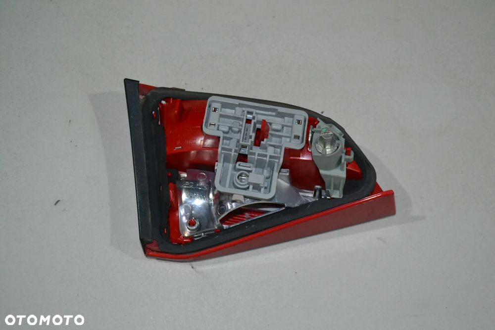 AUDI A4 B8 KOMBI LAMPA TYŁ TYLNA PRAWA W KLAPĘ ORYGINAŁ - 2