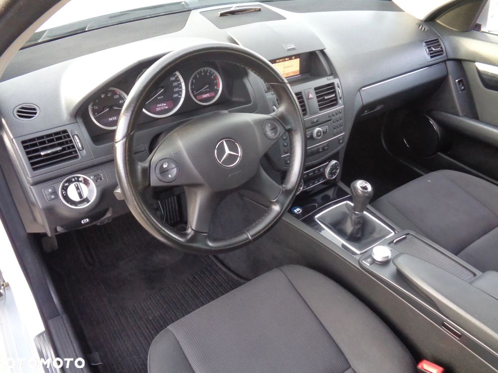 Mercedes-Benz Klasa C 180 CGI BlueEFFICIENCY Avantgarde - 7