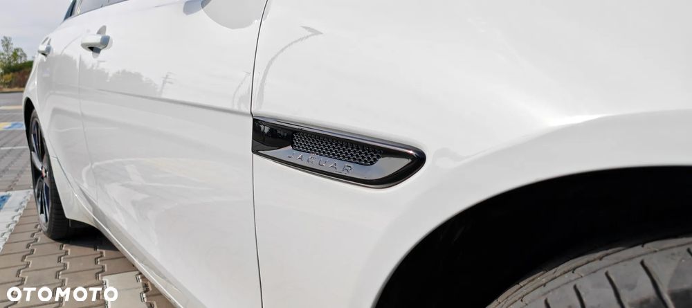Jaguar XE 2.0 D180 HSE - 13