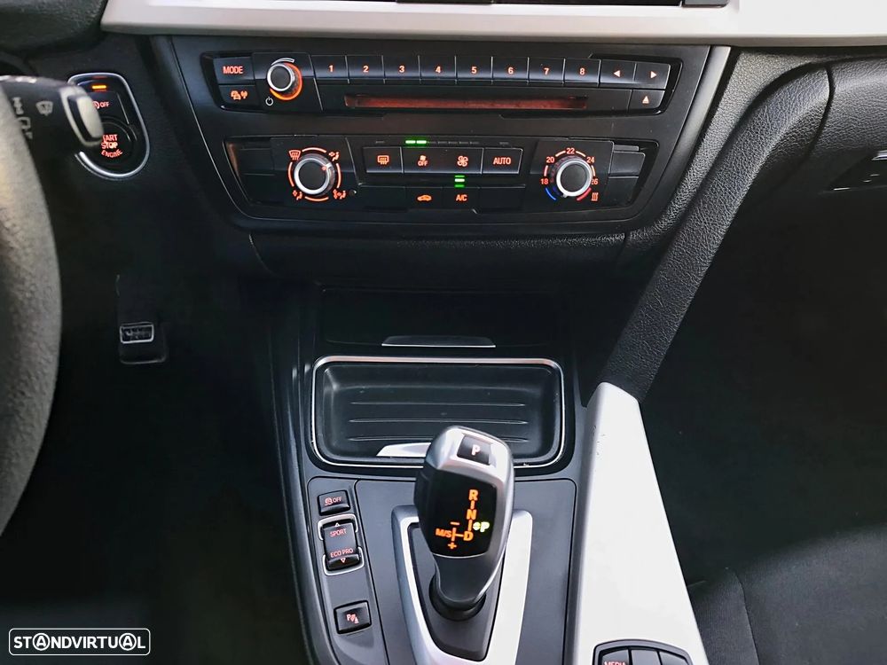 BMW 318 d Auto Line Sport - 26