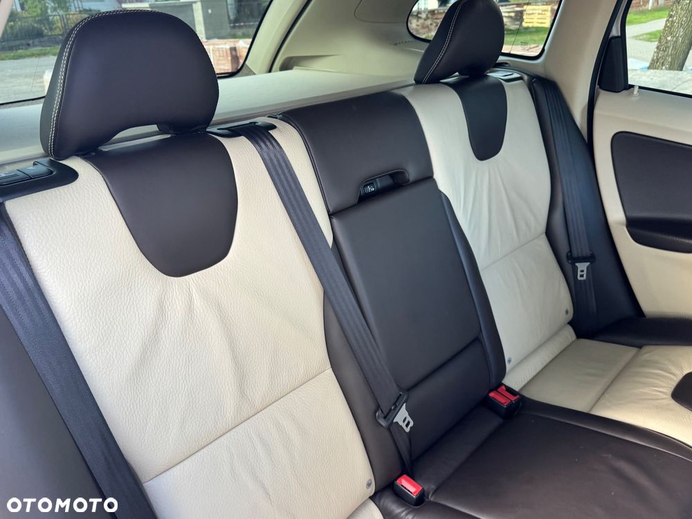Volvo XC 60 D5 AWD Momentum - 22