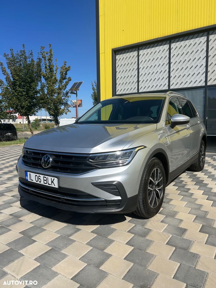 Volkswagen Tiguan - 1