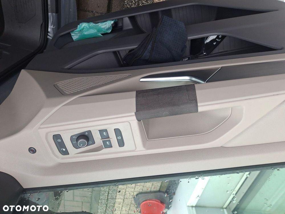 Volkswagen Multivan - 12